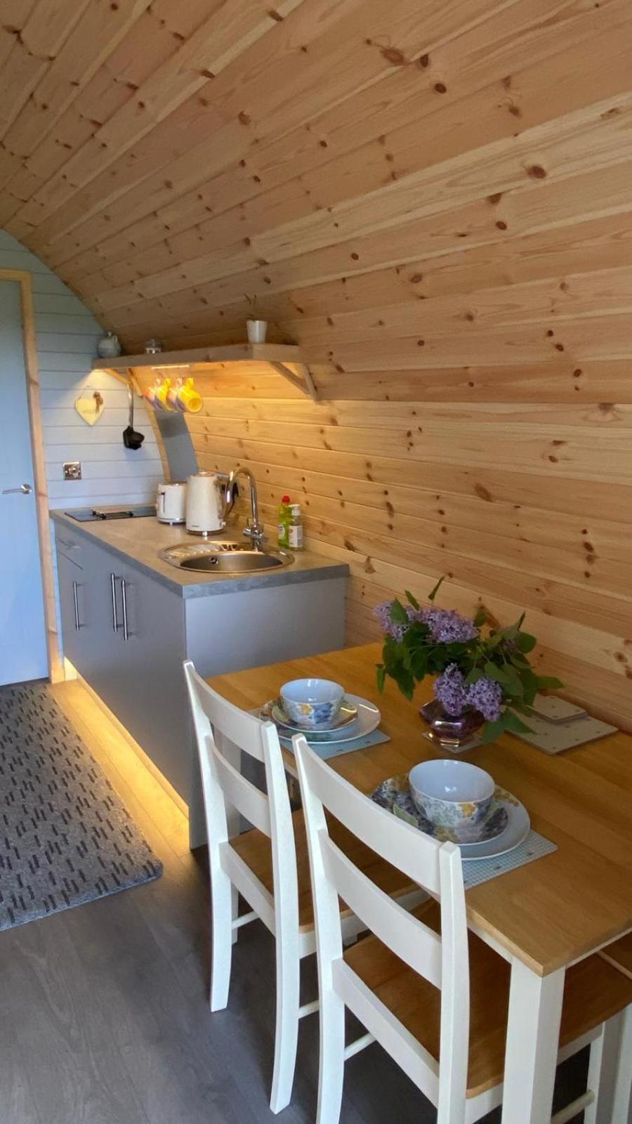 Campsie Luxury Pods With Hot Tub Hotell Glasgow Exteriör bild