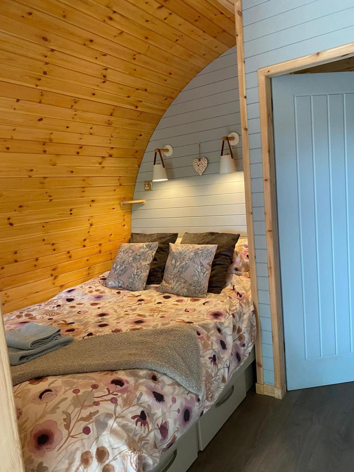 Campsie Luxury Pods With Hot Tub Hotell Glasgow Exteriör bild