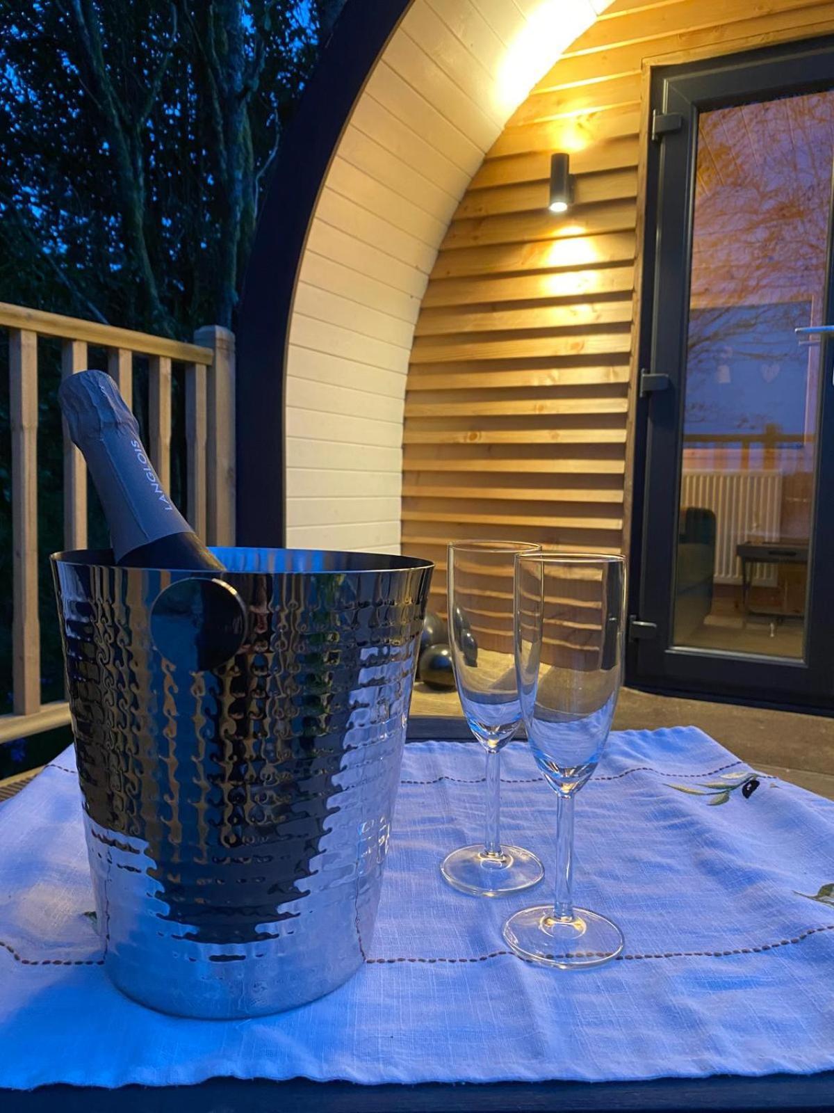 Campsie Luxury Pods With Hot Tub Hotell Glasgow Exteriör bild