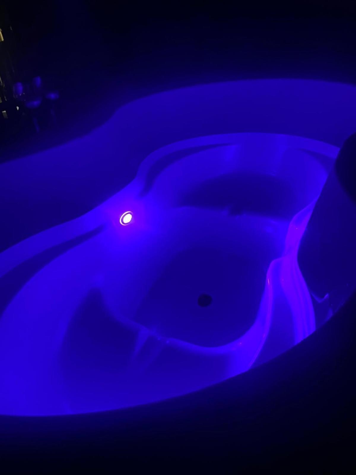 Campsie Luxury Pods With Hot Tub Hotell Glasgow Exteriör bild